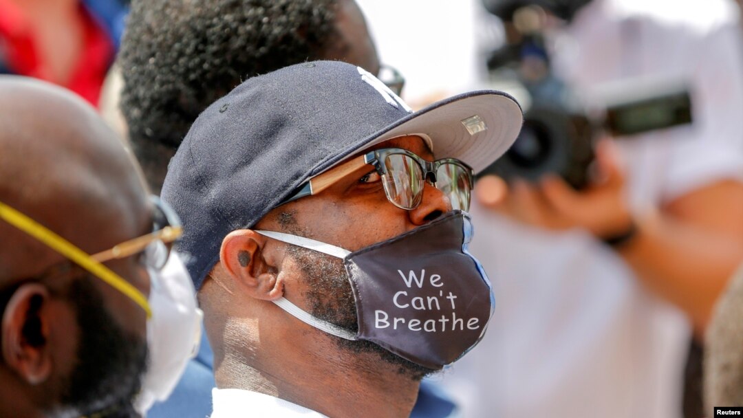 Terrence Floyd di lokasi mendiang saudara laki-lakinya, George, ditahan polisi Minneapolis dan kemudian meninggal, di Minneapolis, Minnesota, 1 Juni 2020. (Foto: Reuters)