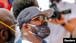 Terrence Floyd di lokasi mendiang saudara laki-lakinya, George, ditahan polisi Minneapolis dan kemudian meninggal, di Minneapolis, Minnesota, 1 Juni 2020. (Foto: Reuters)