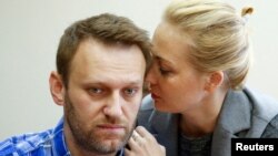 ARCHIVO - El líder opositor ruso Alexéi Navalni, quien murió en prisión, ha generado una ola consternación e indignación en Rusia. En esta imagen del 23 de abril de 2015 se le ve junto a su esposa Yulia Navalnaya durante un proceso en una corte en Moscú.