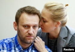 Pemimpin oposisi Rusia Alexei Navalny dan istrinya Yulia menghadiri sidang di pengadilan distrik Lublinsky di Moskow, Rusia, 23 April 2015. (Foto: REUTERS/Tatyana Makeyeva)