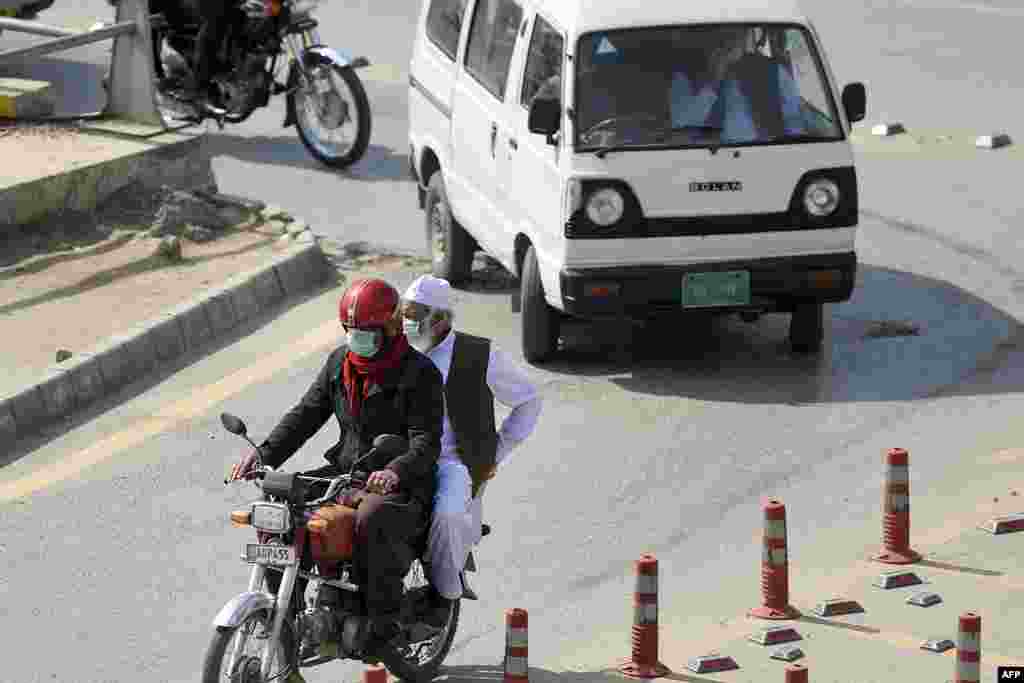 پاکستان میں بھی کرونا وائرس کے متاثرین کی تعداد ہر روز بڑھ رہی ہے۔ لوگوں کی بڑی تعداد شاہراہوں اور گلی محلوں میں چہرے پر ماسک لگائے نظر آتی ہے۔ 