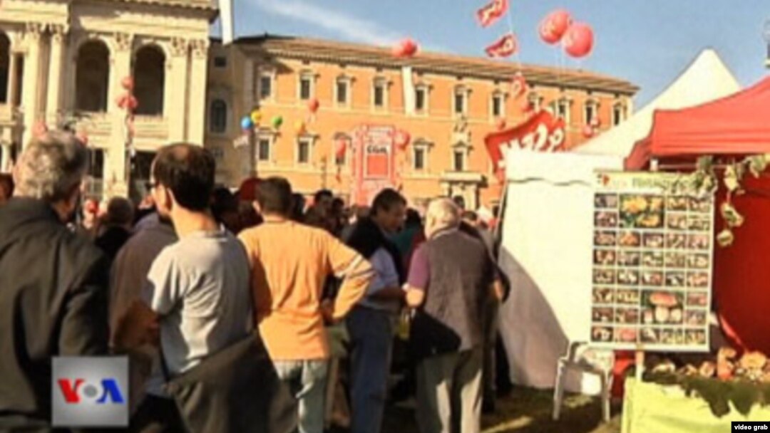 Warga Italia melakukan unjuk rasa di Roma memrotes langkah-langkah penghematan pemerintah, Sabtu (20/10).
