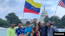 Miguel Galindo, Matthew Burwick, Ruy De Abreu, Jhosep Rojas, Frederick Cruz, Deborah Medina-Paolini y Ciro Medina, denominados los caminantes venezolanos de 'Doral2DC4Ve' han transitado autopistas, avenidas y calles, por 45 días. Foto: Cortesía.