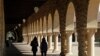 Sejumlah mahasiswa berjalan di kampus Universitas Stanford di Santa Clara, California, 14 Maret 2019. (Foto:AP/Ben Margot)