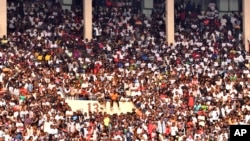 Puluhan ribu warga menghadiri sebuah konser musik di Stadion Stade des Martyrs di Kinshasa, Republik Demokratik Kongo, pada 27 Juli 2024. (Foto: AP/Samy Ntumba Shambuyi)