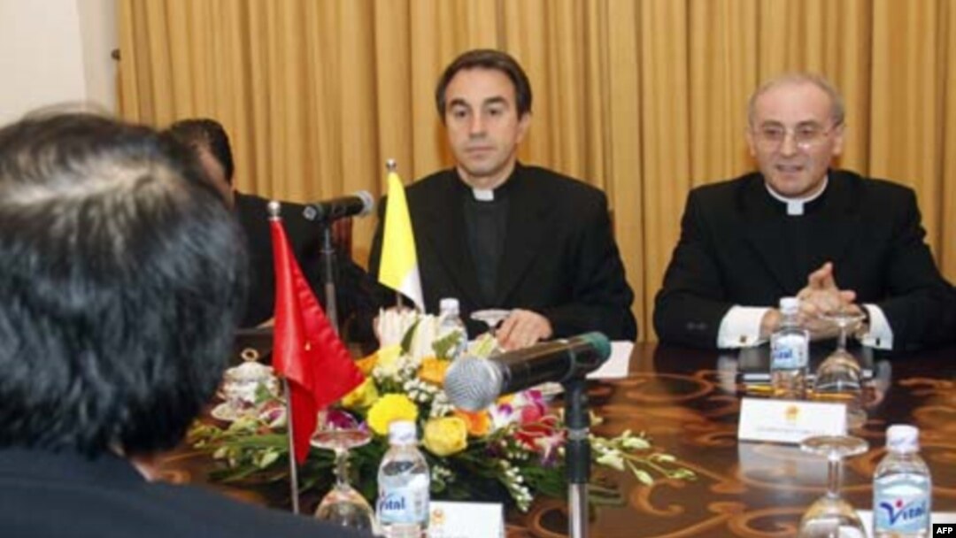 Thứ trưởng Ngoại giao Vatican, Đức ông Ettore Balestrero (giữa) và Ðại diện không thường trực của Vatican tại Việt Nam Leopoldo Girelli (phải) trong cuộc gặp với Phó Bộ trưởng Ngoại giao Bùi Thanh Sơn tại Hà Nội, ngày 27/2/2012
