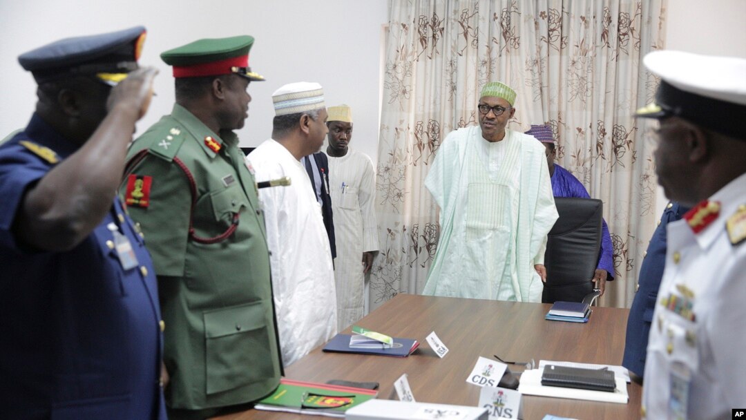 Nigeriyaning yangi Prezidenti Muhammadu Buxoriy (markazda) xavfsizlik xizmati rahbarlari bilan, 2-iyun, 2015-yil.