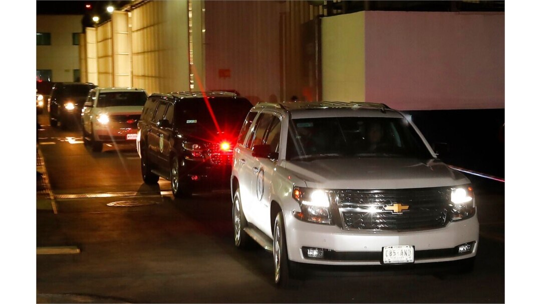 Una camioneta que transporta a Emilio Lozoya encabeza una caravana de vehículos al partir del aeropuerto internacional Benito Juárez en la Ciudad de México,una caravana de vehículos al partir del aeropuerto internacional Benito Juárez.