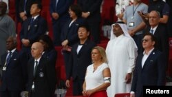 La ministra del Interior de Alemania, Nancy Faeser, sentada en las gradas junto al presidente de la FIFA, Gianni Infantino, lució el brazalete en presencia del dirigente, en el estadio Khalifa de Doha, Qatar.