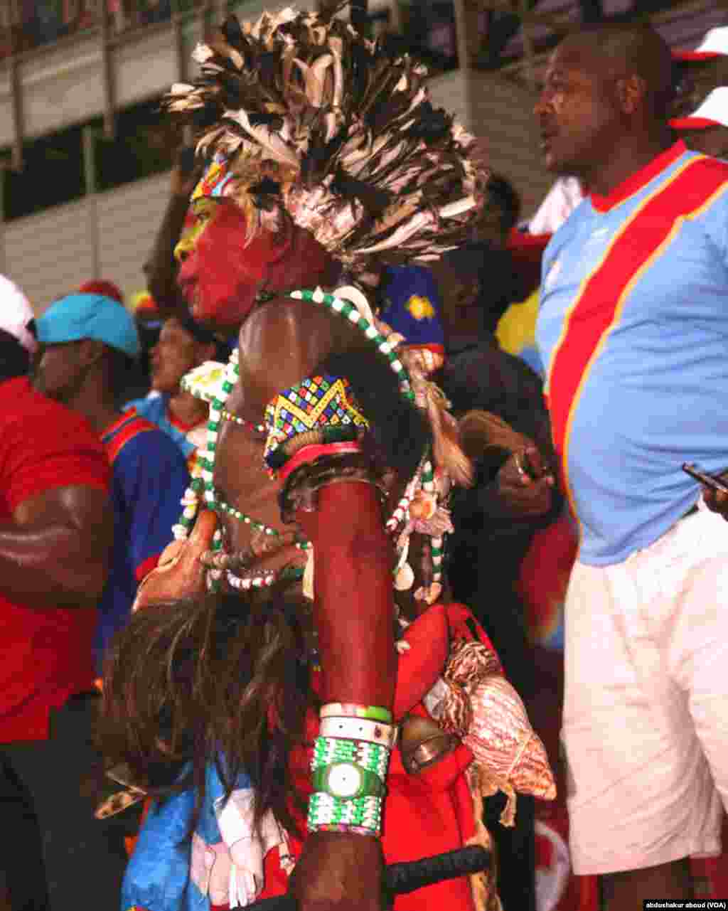 Wanahabari watizama kwa mshangao yanayotokea uwanjani wakati wa mchezo kati ya Tunisia na E. Guinea