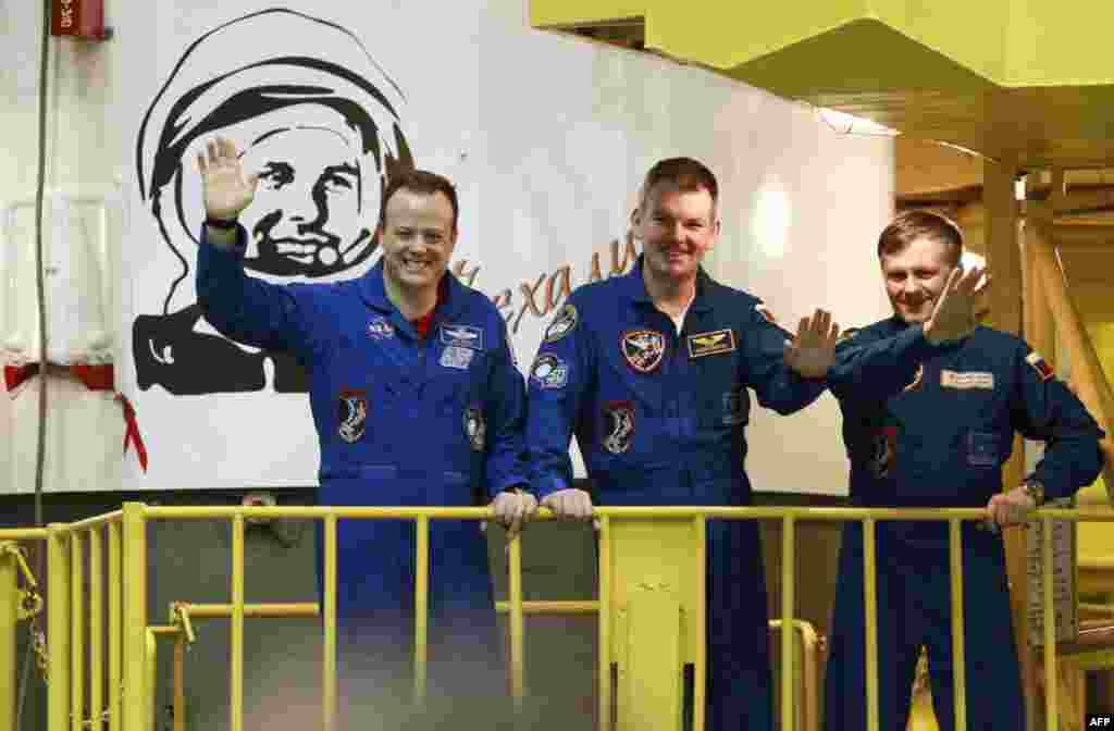 (слева-направо) Астронавт Рон Гаран (США), космонавты Алксандр самокутяев и ндрей Борисенко (Россия)
