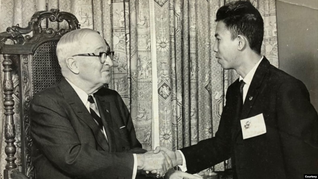Dohamide được diện kiến cựu Tổng Thống Hoa Kỳ Harry S. Truman tại Kansas City 1966. [album gia đình anh chị Dohamide] 