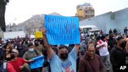 Un manifestante porta un cartel contra la migración venezolana en una marcha en el distrito limeño de La Victoria, Perú, el jueves 9 de noviembre de 2023. 