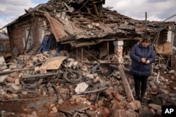 یک خانه در شمال شرقی اوکراین که بر اثر حمله موشکی روسیه ویران شده است