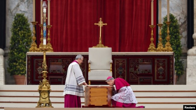 El arzobispo Georg Ganswein besa la Biblia sobre el ataúd del ex papa Benedicto durante su funeral, en la Plaza de San Pedro en el Vaticano, el 5 de enero de 2023. REUTERS/Kai Pfaffenbach