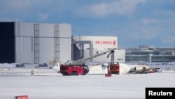 Avião da Delta Air Lines capotou ao aterrissar no Aeroporto Internacional Person, Toronto, Canadá, 17 fevereiro 2025