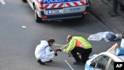 Investigadores trabajan en el lugar de un choque múltiple en la autopista A100 de Berlín, Alemania, el miércoles 19 de agosto de 2020.