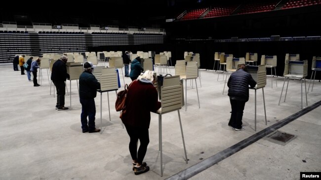 北达科他州俾斯麦的选民参加提起投票。(10月26日)