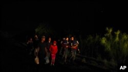 Inmigrantes en busca de asilo llegan al centro de procesamiento en La Joya, Texas, EE. UU. el 12 de mayo de 2021.