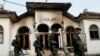 Tentara berjalan melewati masjid milik Ahmadiyah yang terbakar, di Ciampea, Jawa Barat, 2 Oktober 2010. (Foto: Reuters/Dadang Tri)