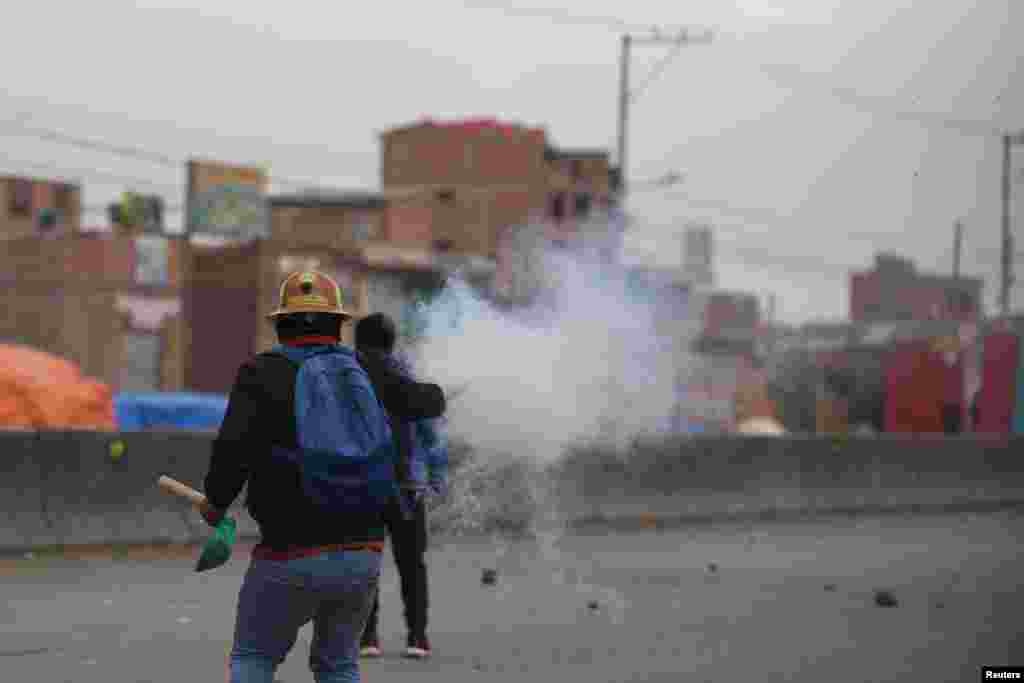 Seguidores del gobierno se habían congregado en un sector para impedir el avance de la marcha,&nbsp;pero fueron repelidos por residentes que dijeron que la disputa entre los dos bandos&nbsp;les perjudicaba en las ventas de la feria dominical.&nbsp;