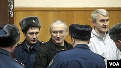 Mikhail Khodorkovsky di dalam ruang pengadilan di Moskow, 27 Desember 2010.