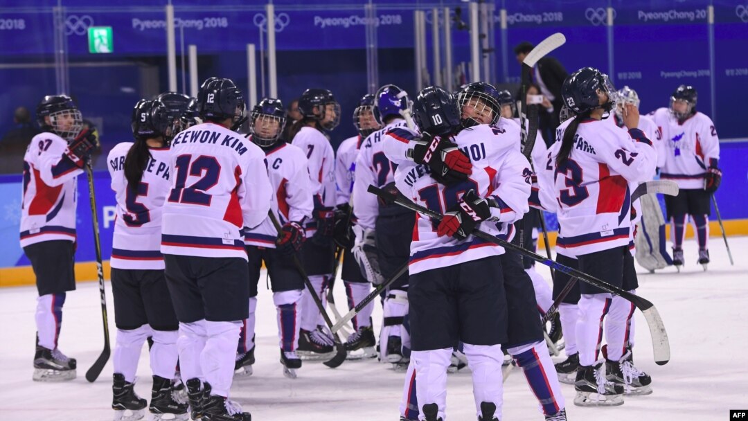 Pemain tim hoki Korea bersatu setelah laga babak play-off melawan Swedia dalam Olimpiade Musim Dingin di Pyeongchang, 20 Februari 2018.
