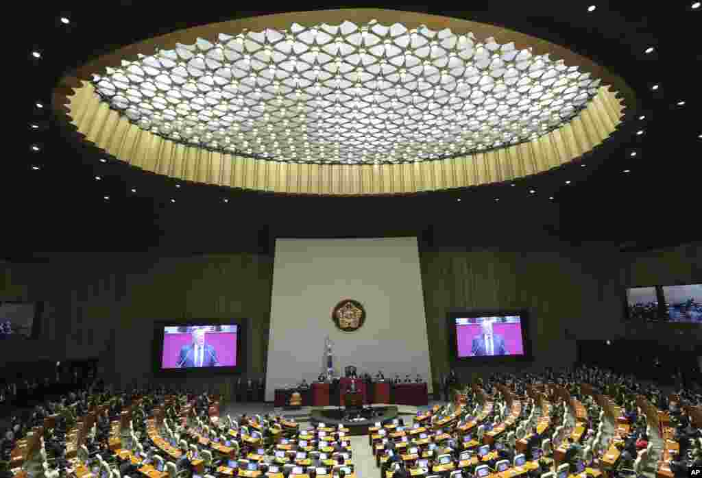 美国总统川普在韩国的国民议会发表讲话时的大会现场（2017年11月8日）