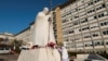 Una monja reza frente a la estatua del difunto Papa Juan Pablo II afuera del Hospital Gemelli, donde el Papa Francisco está ingresado para recibir tratamiento, en Roma, Italia, el 21 de febrero de 2025.