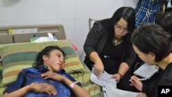 Erwiana Sulistyaningsih diwawancara oleh penyelidik polisi Hong Kong di sebuah rumah sakit di Sragen, Jawa Tengah (21/1). (Foto: Kapolri)