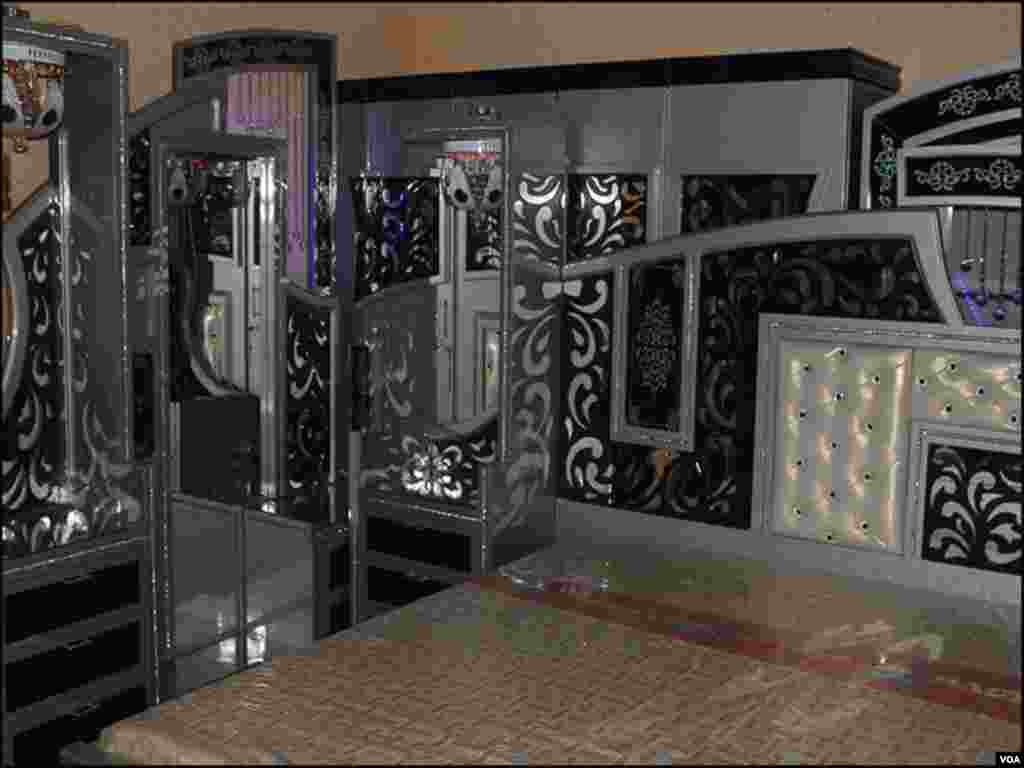 ایک کاریگر کے بقول جب شادیوں کا سیزن آتا ہے تو کام میں اضافہ ہوجاتا ہے۔