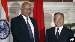 국경회담에 참석한 중국의 다이빙궈 외교담당 국무위원(우)과 인도의 시브샨카르 메논 국가안보보좌관(좌)