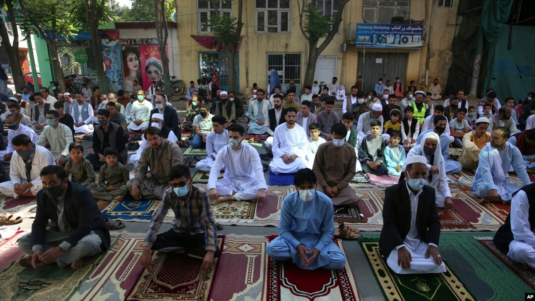 Warga mengikuti salat Ied di luar sebuah masjid di Kabul, Afghanistan, 24 Mei 2020. Taliban mengumumkan gencatan senjata selama tiga hari untuk merayakan Idul Fitri.