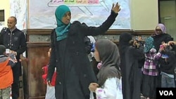 Hafsa Abdelrahman es la encargada de instruir a los niños.