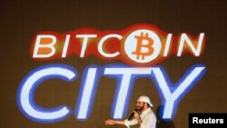 El presidente de El Salvador, Nayib Bukele, habla en la fiesta de clausura de la "Semana Bitcoin" donde anunció el plan para construir la primera "Ciudad Bitcoin" del mundo, en Teotepeque, El Salvador, el 20 de noviembre de 2021.