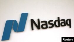 Un logo del Nasdaq Composite, que este martes cerró con cifras récord debido al impulso de la tecnológica Apple Inc.