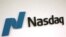 Un logo del Nasdaq Composite, que este martes cerró con cifras récord debido al impulso de la tecnológica Apple Inc.