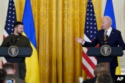 Presiden Joe Biden berbicara saat konferensi pers dengan Presiden Ukraina Volodymyr Zelenskyy di Ruang Timur Gedung Putih di Washington, Rabu, 21 Desember 2022. (Foto: AP)