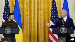 Архівне фото: президент України Володимир Зеленський та президент США Джо Байден, Вашингтон, 21 грудня 2023. AP Photo/Andrew Harnik