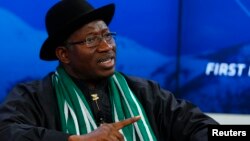 Shugaba Goodluck Jonathan, wanda ya kori Ahmed Gulak. 