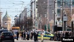 Polisi mengamakan lokasi setelah sebuah mobil menabrak kerumunan, di Mannheim, Jerman, 3 Maret 2025. (Alfio Marino/REUTERS)