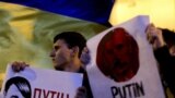 Лісабон<br />
<br />
&quot;На вчорашньому мітингу під посольством Росії в Лісабоні, була оголошена ініціатива формувати загони добровольців для захисту територіальної цілісності України. Попередньо така пропозиція вже надходила також з інших українських громад Півночі та Півдня Португалії. Відмінно, що записатися до сотні проявили активність не тільки чоловіки, але й жінки&quot;, - повідомляє Спілка українців Португалії.