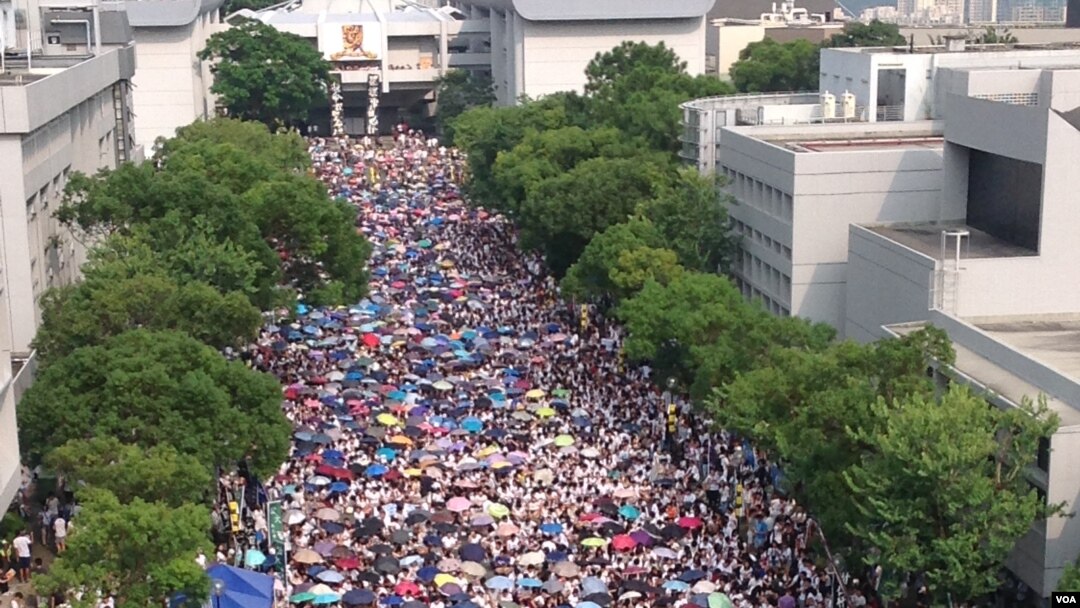 Thousands of Hong Kong students have begun a week-long boycott of classes to protest Beijing's decision to rule out fully democratic elections in the former British colony.