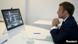 Presiden Perancis Emmanuel Macron melakukan konferensi video untuk membahas bantuan dari paea donor bagi Lebanon pasca ledakan Beirut. 