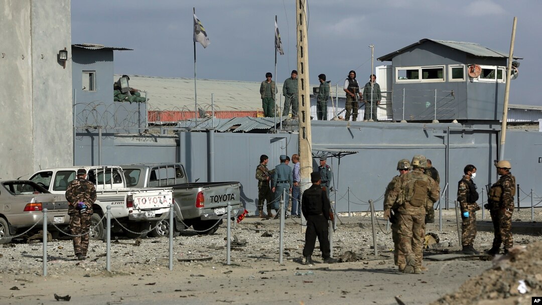 Pasukan keamanan Afghanistan dan AS mengamankan lokasi serangan bunuh diri di Kabul, Senin (13/10).