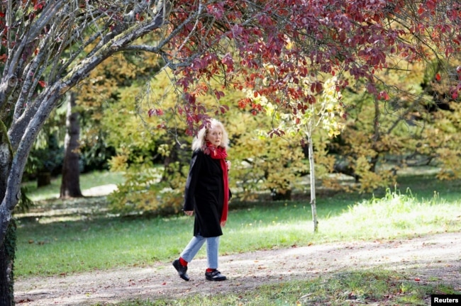 French novelist Annie Ernaux walks after being announced as the winner of the 2022 Nobel Prize in Literature, in Cergy-Pontoise, France October 6, 2022. (REUTERS/Johanna Geron)