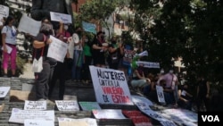 Colectivos feministas venezolanos se manifiestan el Día Internacional de la Eliminación de la Violencia contra la Mujer en Caracas, el 25 de noviembre de 2020.