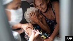 Une femme reçoit une injection du vaccin chinois Sinovac CoronaVac dans le cadre d'un programme de vaccination prioritaire contre la COVID-19 pour les personnes âgées, Rio de Janeiro, Brésil, 1er février 2021 (AP/Silvia Izquierdo)