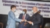 Les ministres congolais Thystère Tchicaya, Gilbert Mokoki, Calixte Nganongo et le représentant de Yonghon Li, Sen Shao lors de la signature de l'accord pour la construction d'une nouvelle raffinerie de brut au Congo, le 24 novembre 2020 (Congo/Ministère des Finances et du Budget)