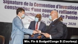 Les ministres congolais Thystère Tchicaya, Gilbert Mokoki, Calixte Nganongo et le représentant de Yonghon Li, Sen Shao lors de la signature de l'accord pour la construction d'une nouvelle raffinerie de brut au Congo, le 24 novembre 2020 (Congo/Ministère des Finances et du Budget)